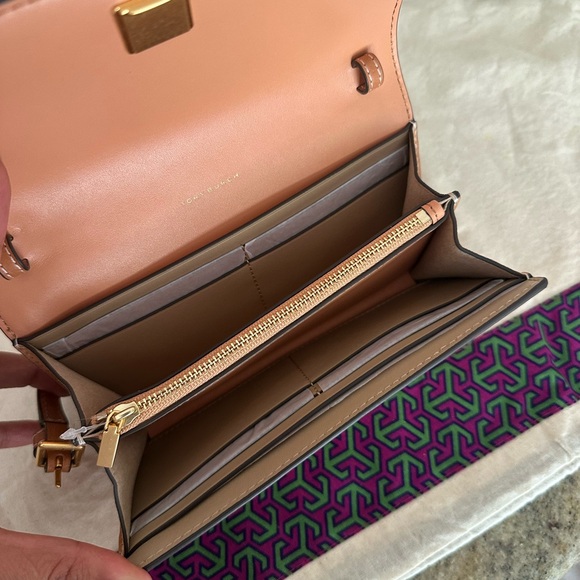 New Tory Burch MONOGRAM PATENT EMBOSSED WALLET CROSSBODY - Picture 6 of 8